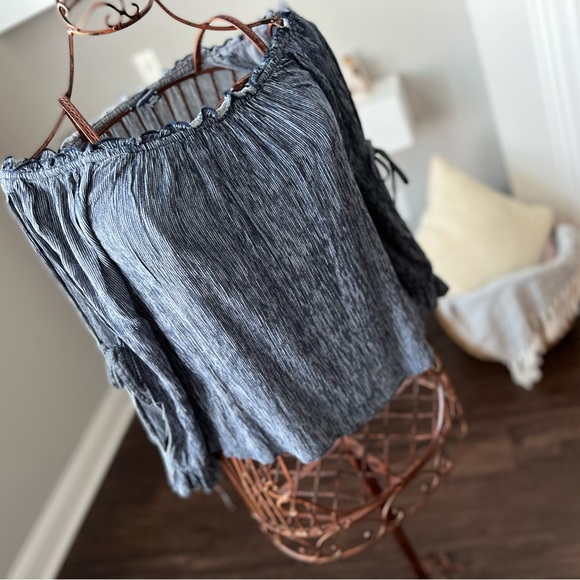 American Eagle Outfitters Women’s Off Shoulder Navy Striped Beautiful Top Small - Picture 7 of 14